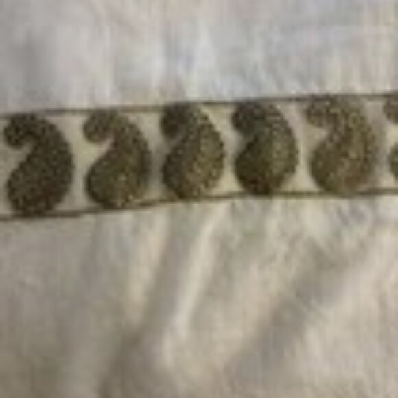 NWT Yatra Handcrafted Ivory Cashmere Pashmina w/ Gold Paisley Embellishment - Picture 2 of 3